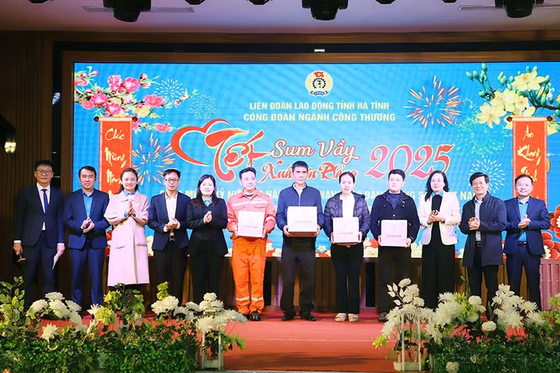 Ban Tổ chức trao giải chương trình “Bốc thăm trúng thưởng”.