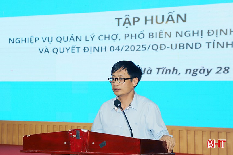 Phó Giám đốc Sở Công thương Võ Tá Nghĩa: Lớp tập huấn nhằm giúp cán bộ, công chức phụ trách lĩnh vực quản lý Nhà nước ở cấp huyện, cấp xã và đơn vị kinh doanh, khai thác, quản lý chợ nắm rõ quy định mới, nguyên tắc trong công tác quản lý chợ. bqbht_br_1.jpg