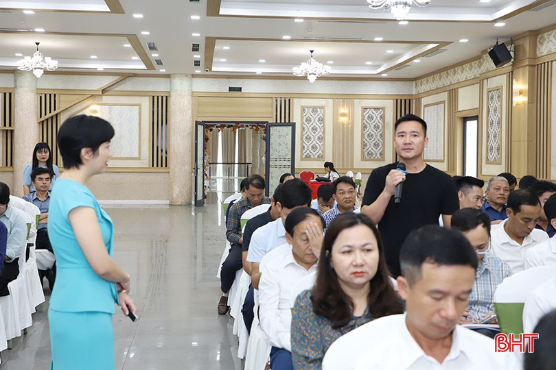 Học viên tham gia tập huấn thảo luận các nội dung về cách thức quản lý chợ. bqbht_br_6.jpg