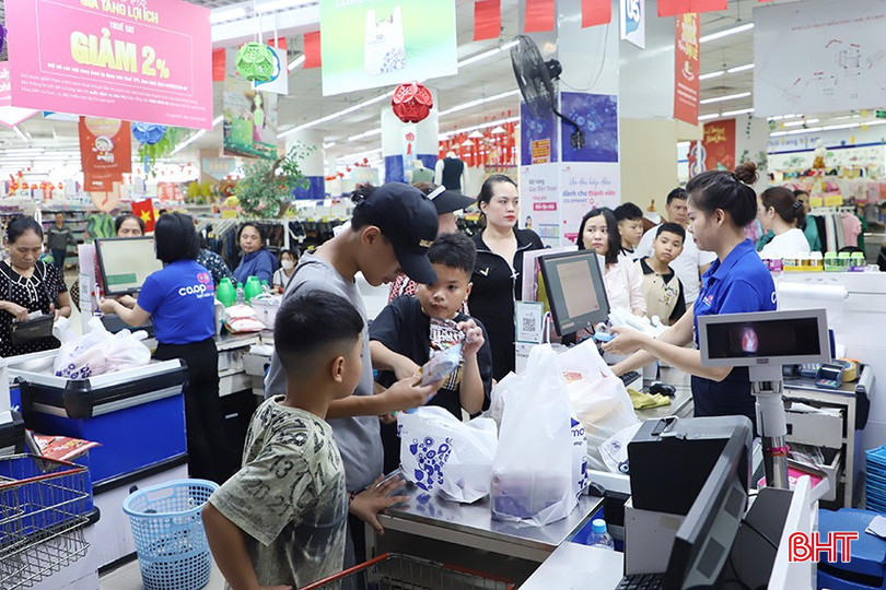 Khu vực dịch vụ tăng 7,93% đóng góp 2,88 điểm % trong tăng trưởng chung toàn tỉnh. bqbht_br_8.jpg