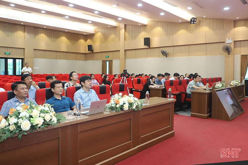 Đại biểu theo dõi hội nghị tại điểm cầu Hà Tĩnh. 4.jpg