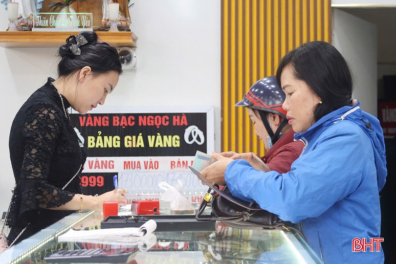 Khách hàng giao dịch tại tiệm vàng Ngọc Hà (đường Nguyễn Công Trứ, phường Thành Sen).