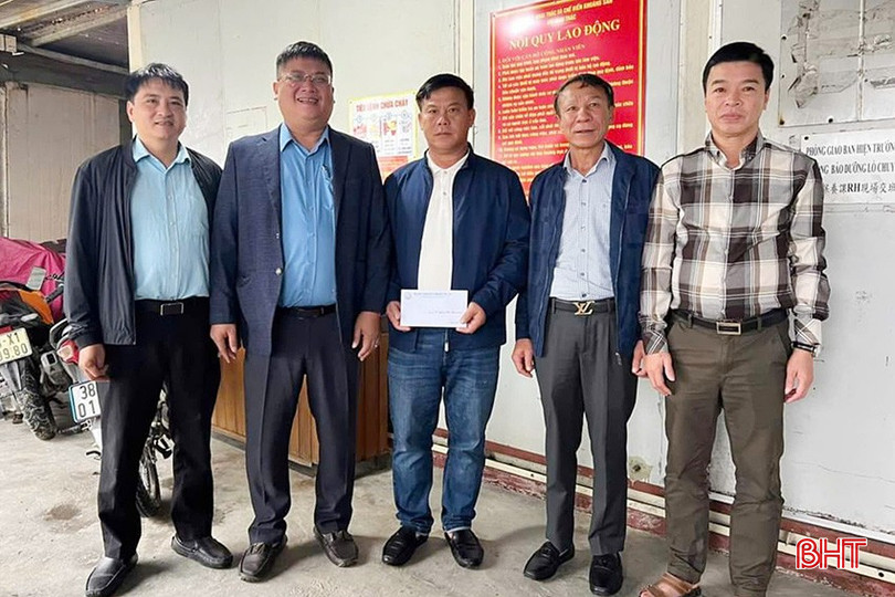 Lãnh đạo Tổng Công ty Khoáng sản và Thương mại Hà Tĩnh khen thưởng đơn vị vượt mức hoàn thành chỉ tiêu, kế hoạch trong tháng 10. bqbht_br_2.jpg