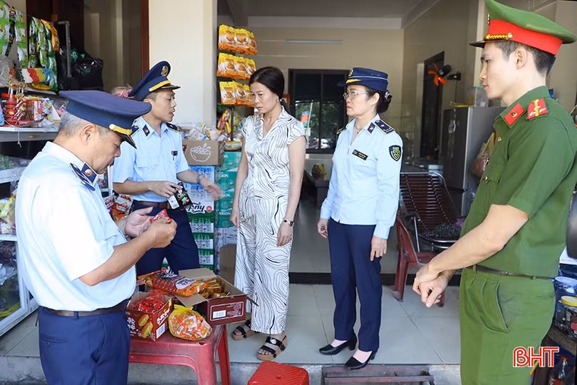 Đội QLTT số 1 (thuộc Cục QLTT Hà Tĩnh) phối hợp với Công an TP Hà Tĩnh tổ chức tuyên truyền, ký cam kết với các hộ kinh doanh khu vực xung quanh trường học trên địa bàn.