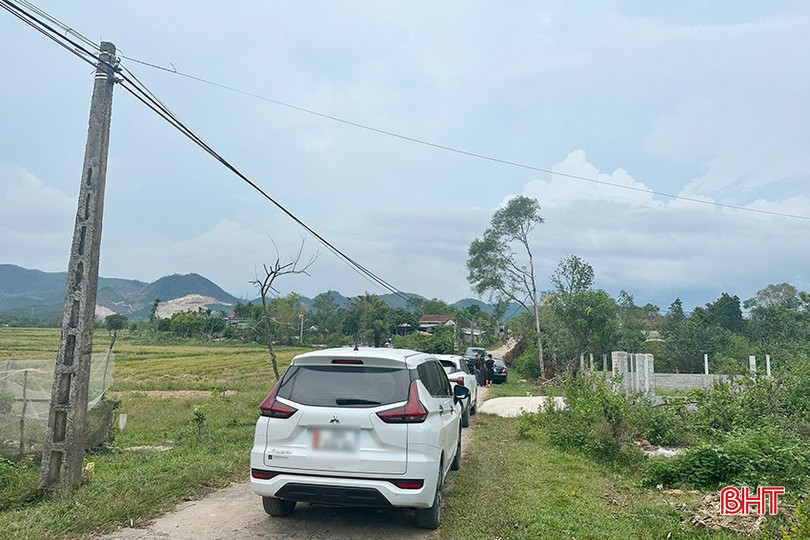 Sau khi có công bố quy hoạch Khu công nghiệp phía Tây thành phố Hà Tĩnh, từng dòng xe đổ về các thôn ở xã Toàn Lưu tìm hiểu mua bán đất. Sau khi có công bố quy hoạch Khu công nghiệp phía Tây thành phố Hà Tĩnh, từng dòng xe đổ về các thôn ở xã Toàn Lưu tìm hiểu mua bán đất.