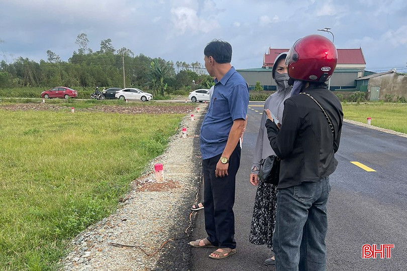 Nhiều người trong và ngoài tỉnh đến tìm hiểu các lô đất tại thôn Trung Tâm, xã Toàn Lưu trong những ngày gần đây. bqbht_br_3.jpg