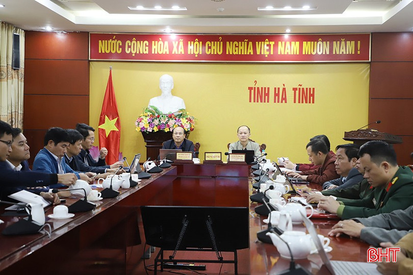 Phó Chủ tịch Thường trực UBND tỉnh Nguyễn Hồng Lĩnh và lãnh đạo Sở Công thương điều hành điểm cầu Hà Tĩnh. bqbht_br_4.jpg