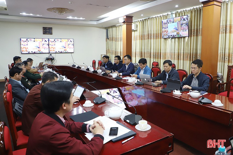 Đại biểu theo dõi hội nghị tại điểm cầu Hà Tĩnh. bqbht_br_12.jpg