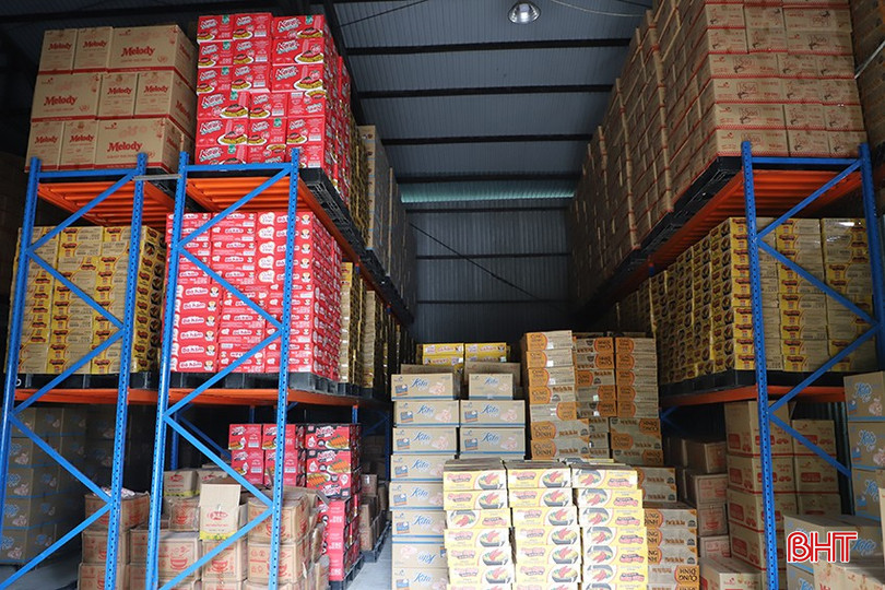 Các nhà phân phối dự trữ nguồn hàng lớn để cung ứng cho thị trường dịp cao điểm tết. bqbht_br_5.jpg