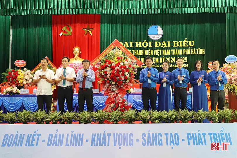 Thường trực Thành ủy Hà Tĩnh tặng hoa chúc mừng đại hội. 997.jpg