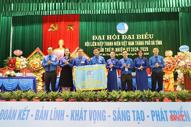 BTV Tỉnh đoàn trao Cờ thi đua đơn vị xuất sắc trong công tác hội và phong trào thanh niên nhiệm kỳ 2019 - 2024 cho Hội LHTN thành phố Hà Tĩnh. 222.jpg