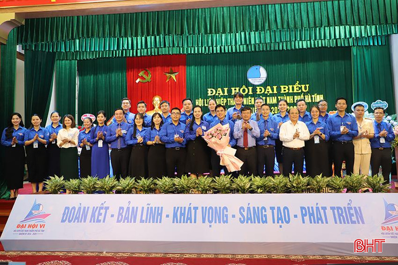 Lãnh đạo thành phố và Tỉnh đoàn chúc mừng các Ủy viên Hội LHTN thành phố nhiệm kỳ 2024 - 2029. 09.jpg