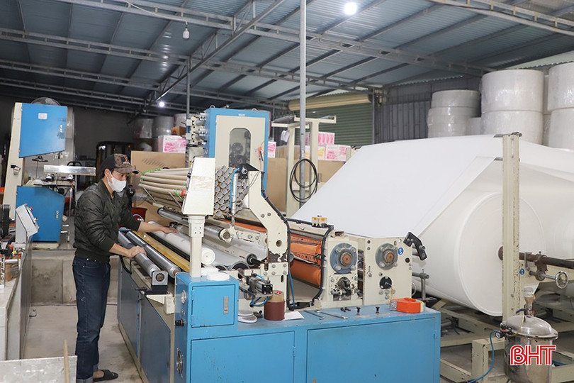 Máy cuộn, máy cắt giấy tại Công ty TNHH Đầu tư và phát triển Nhật Quang Phát hoạt động liên tục trong giai đoạn cuối năm. bqbht_br_5.jpg