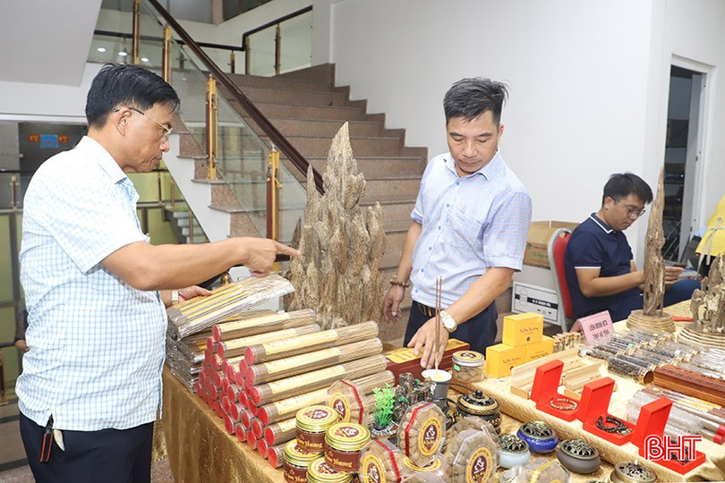 HTX Hương trầm Hiền Linh thường xuyên tham gia sự kiện xúc tiến thương mại để tìm kiếm khách hàng, phát triển thị trường. 9-6907-6830.jpg