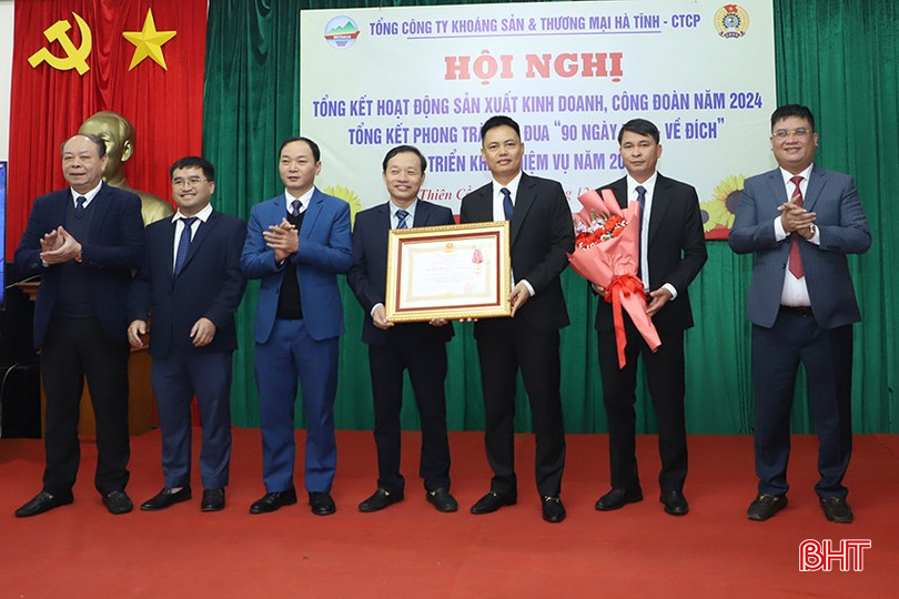 Phó Bí thư Đảng ủy Khối CCQ&DN tỉnh Nguyễn Thiều Quang và lãnh đạo Mitraco trao Huân chương Lao động hạng Ba của Chủ tịch nước cho Công ty TNHH MTV Việt Lào. bqbht_br_9.jpg