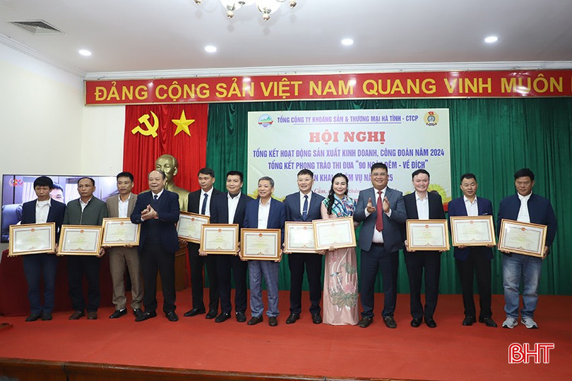 Lãnh đạo Mitraco trao bằng khen của Chủ tịch UBND tỉnh cho các cá nhân có thành tích xuất sắc trong thực hiện nhiệm vụ năm 2024. bqbht_br_8.jpg