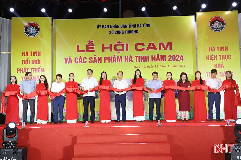 Lãnh đạo tỉnh và đại biểu cắt băng khai mạc Lễ hội Cam và các sản phẩm Hà Tĩnh năm 2024. bqbht_br_3.jpg