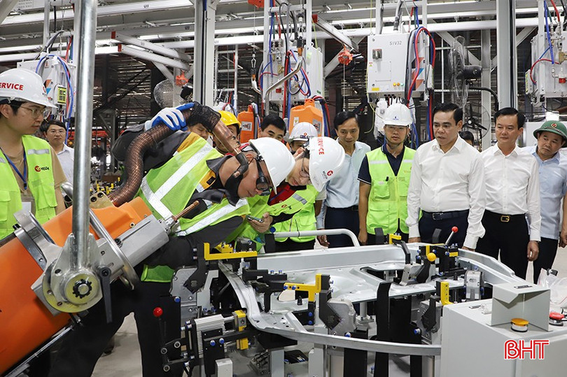 Chủ tịch UBND tỉnh Võ Trọng Hải và đoàn công tác kiểm tra tại Nhà máy sản xuất ô tô điện VinFast. bqbht_br_2.jpg