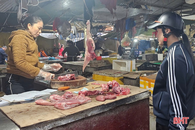 Hầu hết tiểu thương đã điều chỉnh giá bán thịt lợn tăng 10.000 đồng/kg trong 2 tuần nay. bqbht_br_1.jpg
