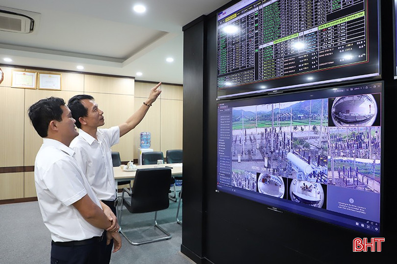 Lãnh đạo Phòng Điều độ theo dõi tình hình mang tải của các trạm biến áp 110 kV qua camera. bqbht_br_9.jpg