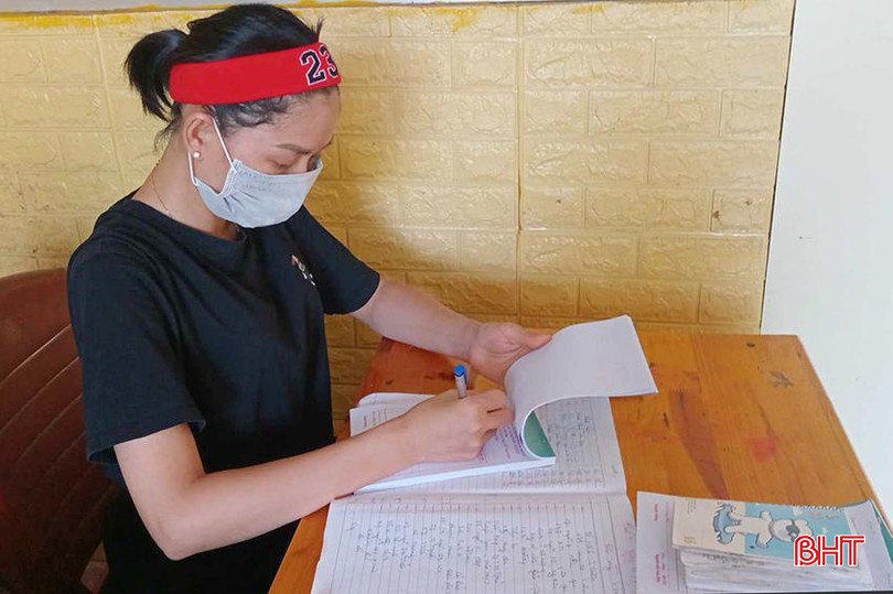 Nhân viên cửa hàng thực phẩm Nông trại Hoa Nắng thống kê các đơn đặt hàng dịp rằm tháng Bảy. 36aae6477057d4098d46.jpg