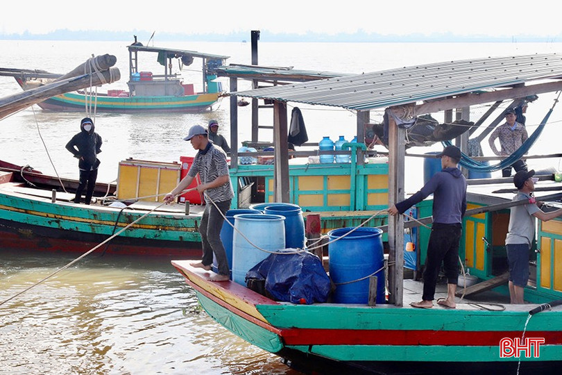 Giá dầu giảm sâu mang đến niềm vui cho ngư dân vươn khơi bám biển. bqbht_br_1.jpg