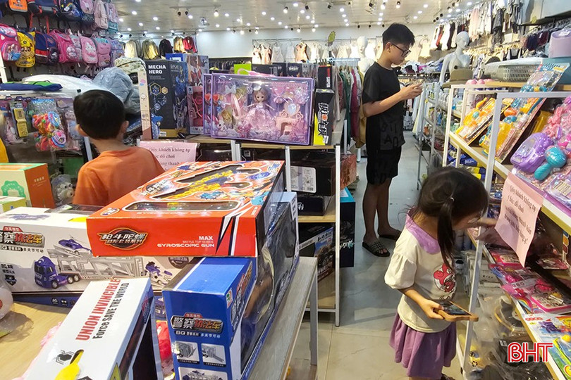 Chị Ngọc Anh (phường Văn Yên, TP Hà Tĩnh) chia sẻ: "Nhiều sản phẩm không có tem phụ khiến người mua gần như "mù thông tin", chỉ biết phỏng đoán cách thức sử dụng. Không chỉ được bày bán cửa hàng, rất nhiều sản phẩm như mỹ phẩm, thực phẩm chức năng được bán online cũng không có tem nhãn phụ và được người bán giới thiệu là “hàng xách tay”, “hàng nội địa” có chất lượng tốt hơn, giá giá rẻ hơn đáng kể so với hàng nhập khẩu chính ngạch".