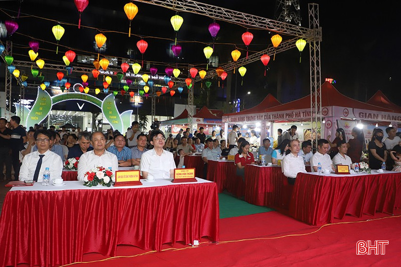 Đại biểu dự lễ khai mạc. 5.jpg