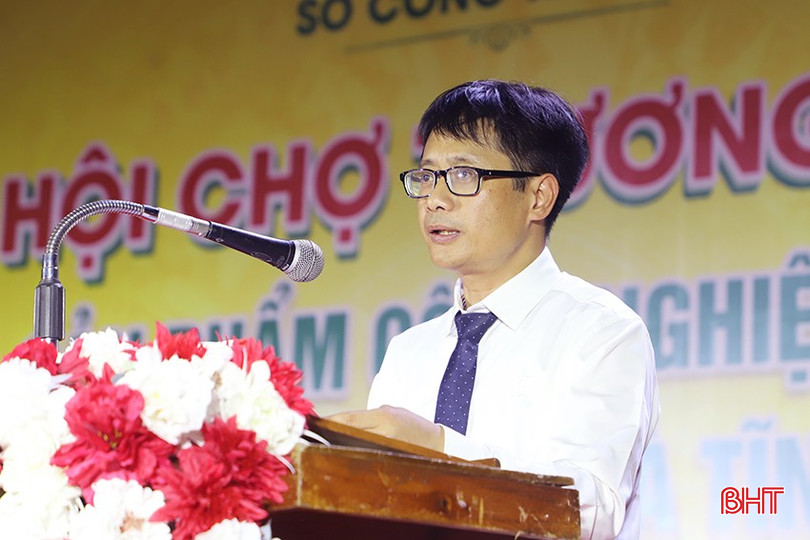 Phó Giám đốc Sở Công thương Võ Tá Nghĩa phát biểu khai mạc hội chợ. 2.jpg