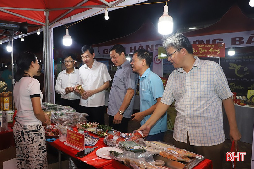 Các đại biểu tham quan gian hàng sau lễ khai mạc. 7.jpg