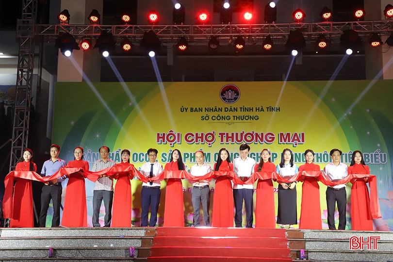 Đại biểu cắt băng khai mạc hội chợ. 1.jpg