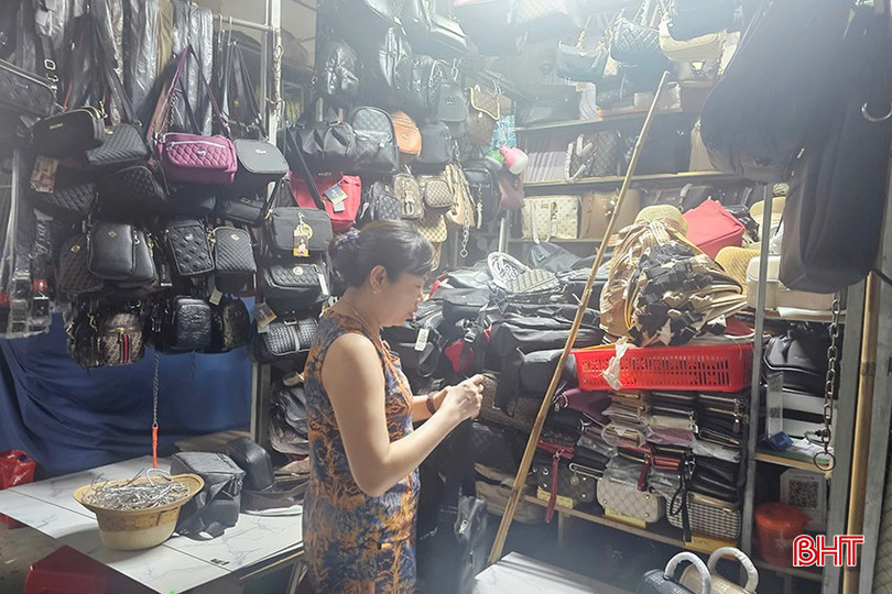 Được các lực lượng giải thích về các quy định, một số tiểu thương đã mở quầy trở lại trong thời gian ngắn sau đó. bqbht_br_7.jpg