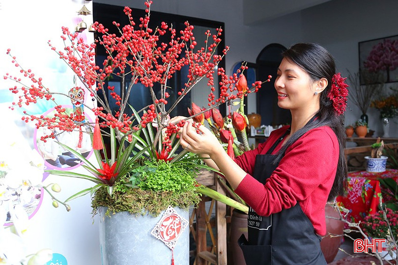 Dù có giá đắt đỏ nhưng hoa đào đông đỏ vẫn được nhiều gia đình chịu chi để trang trí ngày Tết. bqbht_br_3.jpg