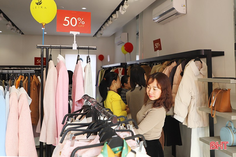 Lượng khách của cửa hàng thời trang Leika trong những ngày cuối năm tăng 3 - 4 lần so với ngày thường. bqbht_br_8.jpg