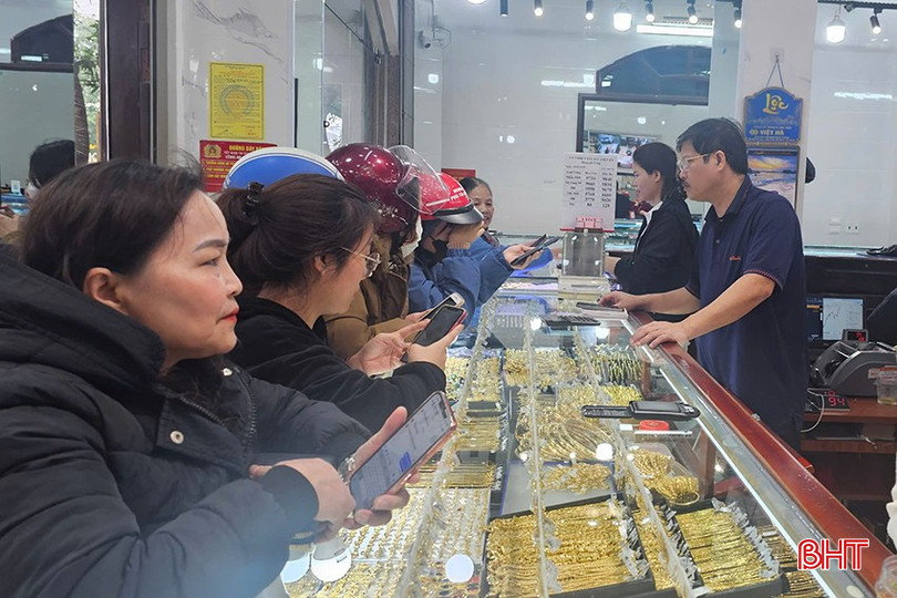 Giá vàng biến động tăng và liên tục lập đỉnh mới là áp lực với nhiều người dân khi có công việc cần thiết phải mua mặt hàng này. bqbht_br_3.jpg