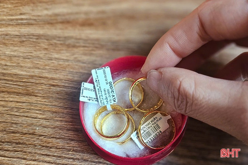 Chị Trần Thị Th. đã mua 7 chỉ vàng với giá 9,4 triệu đồng/chỉ để trả nợ, cao gần gấp đôi so với thời điểm vay. bqbht_br_z6468300765453-8d1f424b5319a9a2b90f853d7a5d4a16-8940.jpg
