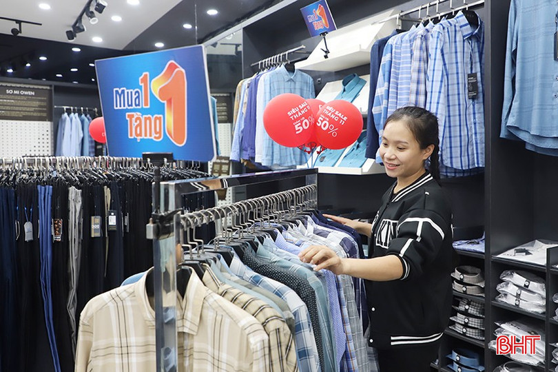 Các hình thức khuyến mãi dịp này gồm giảm giá đến 70 - 80%, mua 1 tặng 1, tặng quà... Các hình thức khuyến mãi dịp này gồm giảm giá đến 70 - 80%, mua 1 tặng 1, tặng quà...