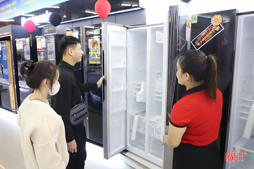 Khách hàng tìm hiểu mua sắm tủ lạnh tại Trung tâm mua sắm Hồng Hà dịp Black Friday. bqbht_br_6.jpg