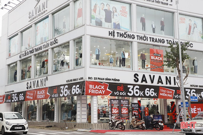 Các cửa hàng ở thành phố Hà Tĩnh treo bảng biển quảng cáo chương trình Black Friday để thu hút khách hàng. bqbht_br_3.jpg