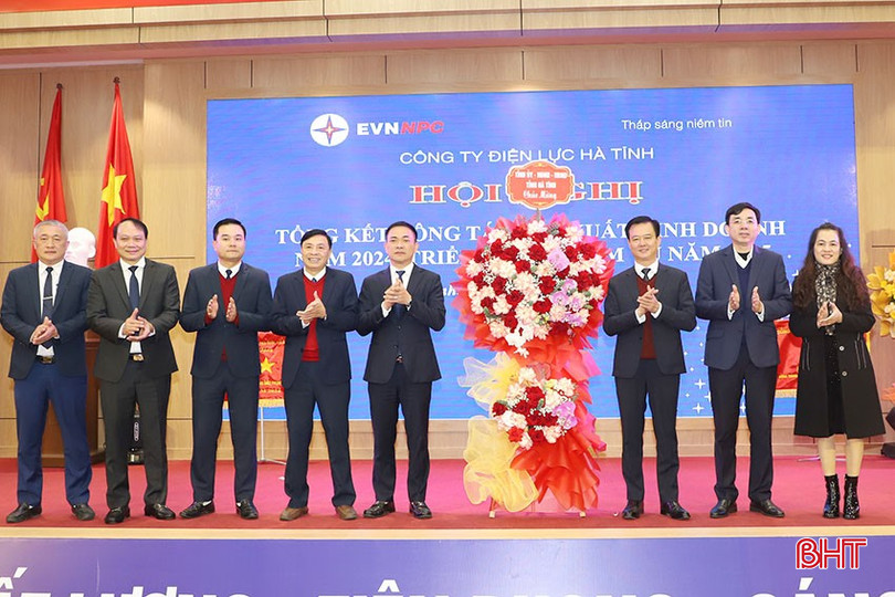 Phó Chủ tịch UBND tỉnh Trần Báu Hà cùng lãnh đạo Sở Công thương, Đảng ủy Khối CCQ&DN tỉnh tặng hoa chúc mừng Công ty Điện lực Hà Tĩnh. bqbht_br_2.jpg