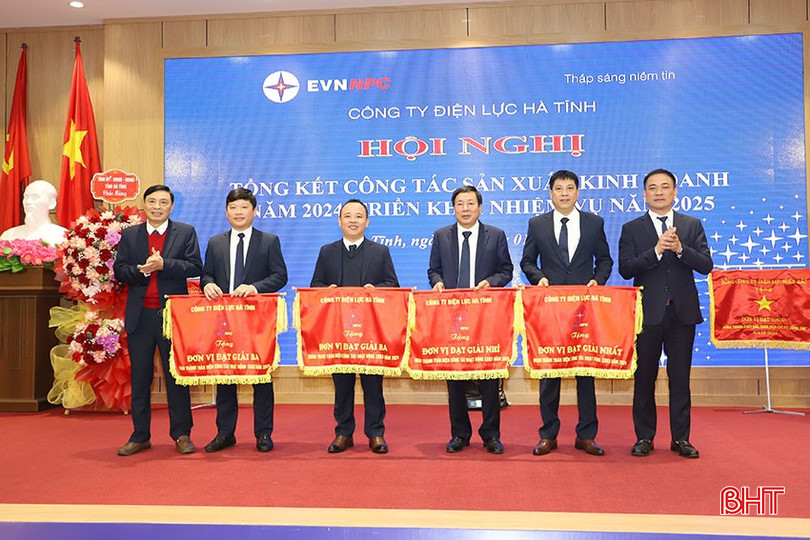 Dịp này, Công ty Điện lực Hà Tĩnh cũng tổ chức vinh danh, trao các danh hiệu, khen thưởng cho các tập thể, cá nhân hoàn thành xuất sắc nhiệm vụ năm 2024. bqbht_br_0.jpg