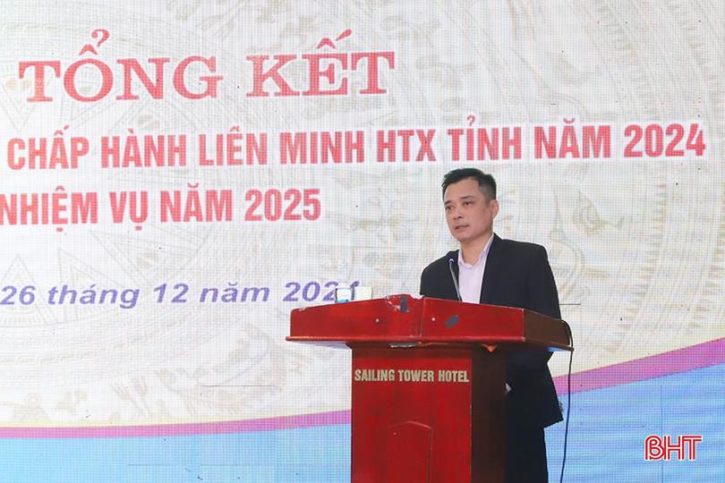 Ông Nguyễn Tiến Anh - Phó Chủ tịch Hội Nông dân tỉnh thông tin về hoạt động của hội viên nông dân, chi hội, tổ hội nông dân tham gia phát triển Kinh tế tập thể. bqbht_br_13.jpg