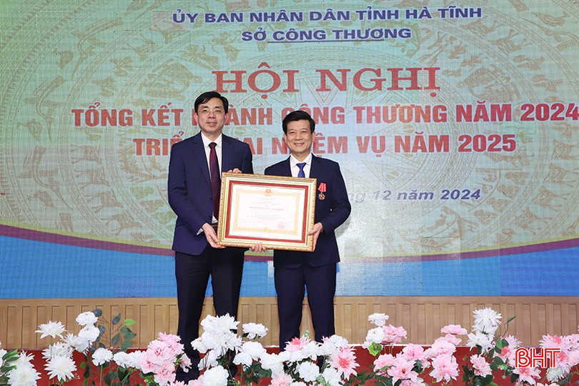 Giám đốc Sở Công thương Đặng Văn Thành trao Huân chương Lao động hạng Ba của Chủ tịch nước cho ông Lê Xuân Từ... bqbht_br_2-4004.jpg