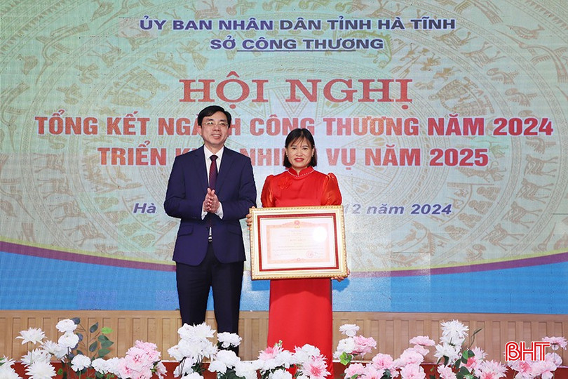 ... và trao bằng khen của Thủ tướng Chính phủ cho bà Phan Thị Ái. bqbht_br_1-9174.jpg