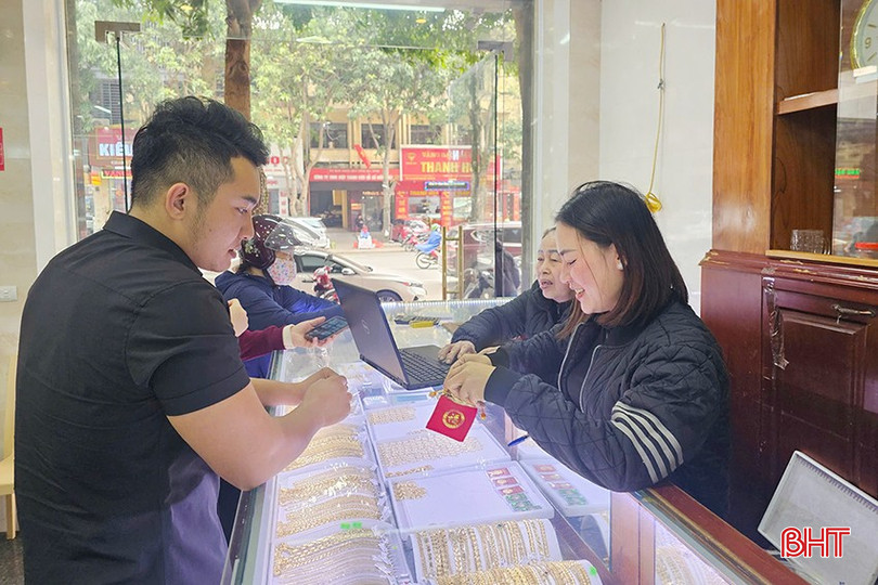 Nhiều khách hàng mạnh dạn đầu tư mua vàng số lượng lớn để kiếm lời. bqbht_br_3.jpg