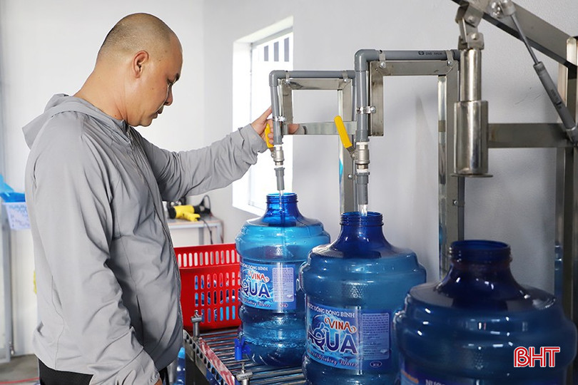 Trung bình mỗi ngày cơ sở sản xuất Vinh Quang bán ra thị trường gần 300 bình nước loại 20 lít. bqbht_br_4.jpg