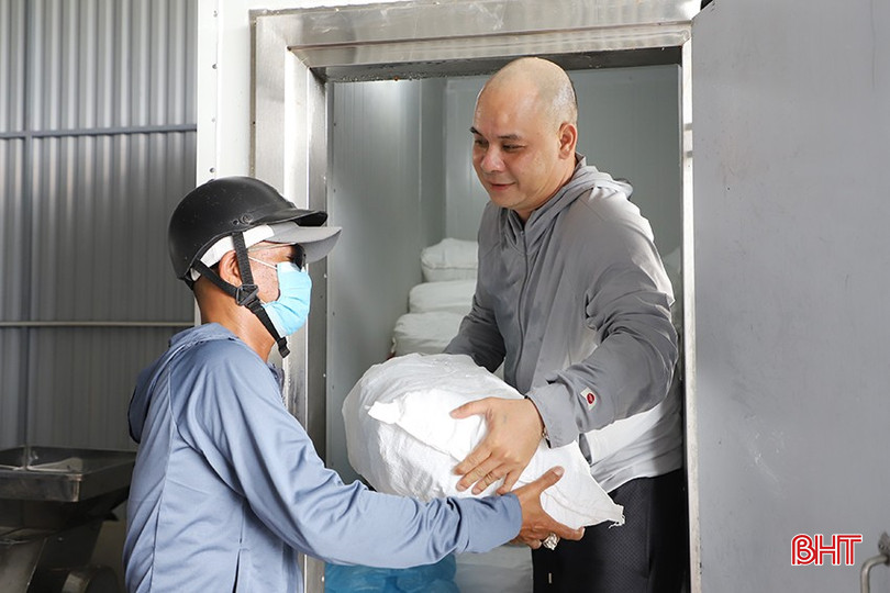Nhu cầu sử dụng đá lạnh tăng mạnh trong những ngày thời tiết nắng nóng. Nhu cầu sử dụng đá lạnh tăng mạnh trong những ngày thời tiết nắng nóng.
