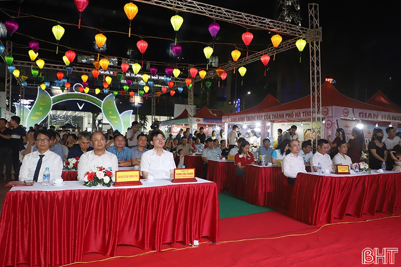 Đại biểu dự lễ khai mạc. 5.jpg