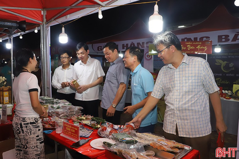 Các đại biểu tham quan gian hàng sau lễ khai mạc. 7.jpg