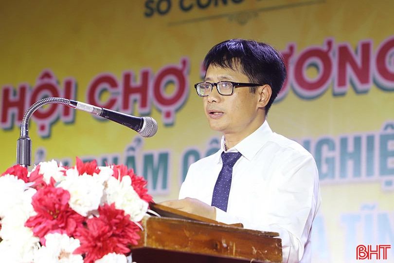 Phó Giám đốc Sở Công thương Võ Tá Nghĩa phát biểu khai mạc hội chợ. 2.jpg